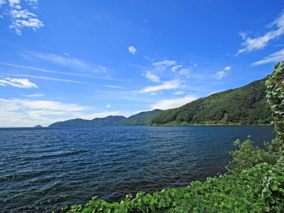 日本北海道夏季晴朗湖畔自然风光