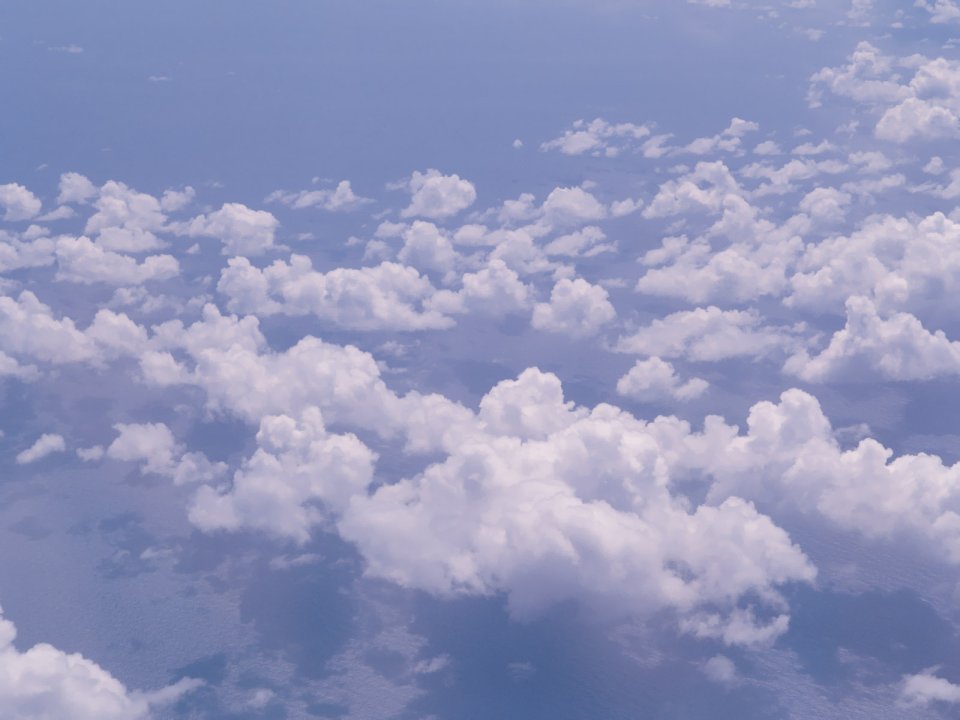 高空航拍蓬松云海淡紫蓝色天空自然风景壁纸