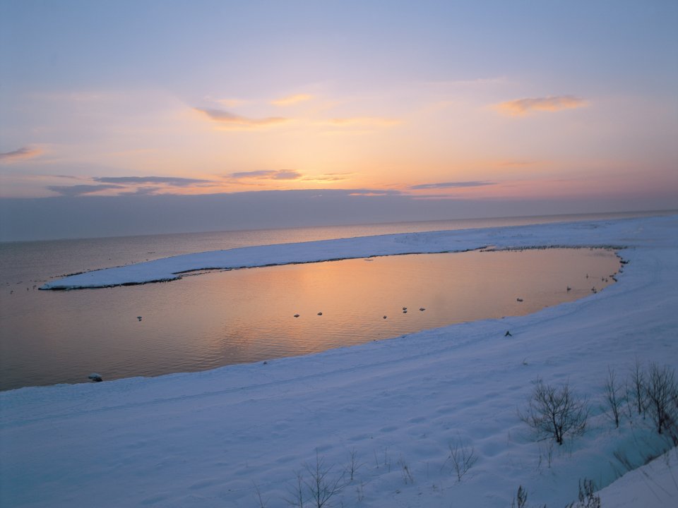 冬日积雪海岸日落湖湾自然风光