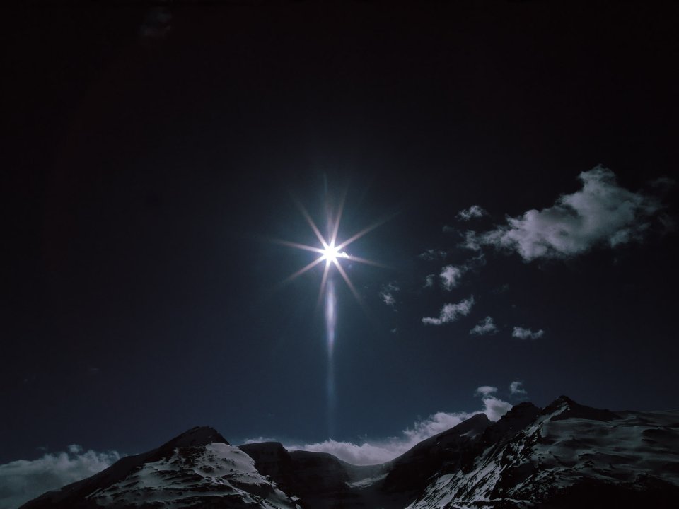 月夜雪山夜空明亮星芒自然风光