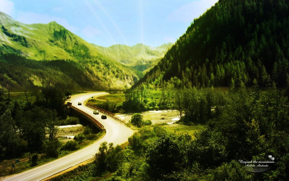 夏日翠绿山谷蜿蜒盘山公路自然风光
