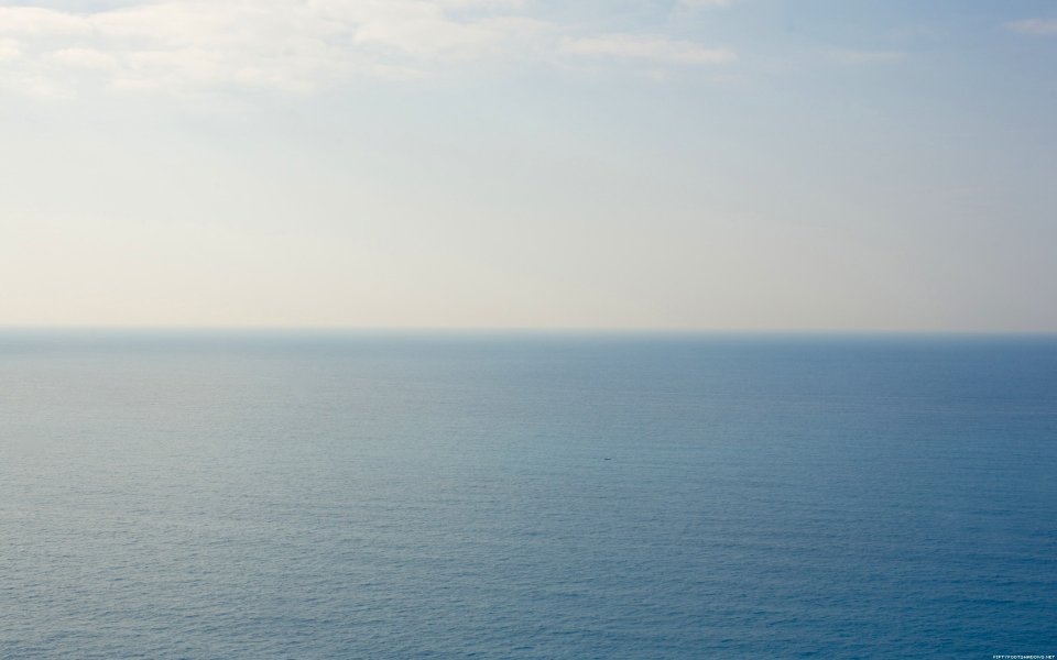 淡蓝晴空下开阔远海水天相接海景
