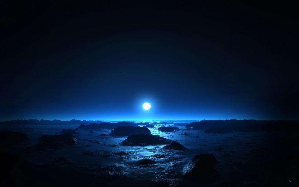 满月照耀下的深蓝色深夜海景风光