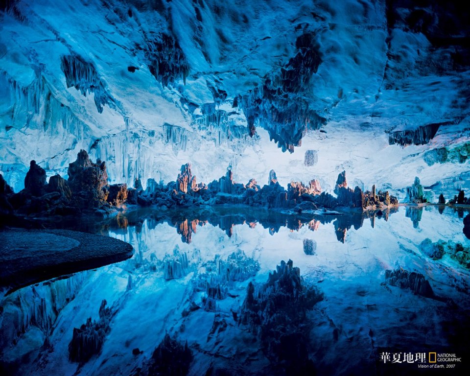 中国桂林喀斯特溶洞地下湖镜面倒影景观
