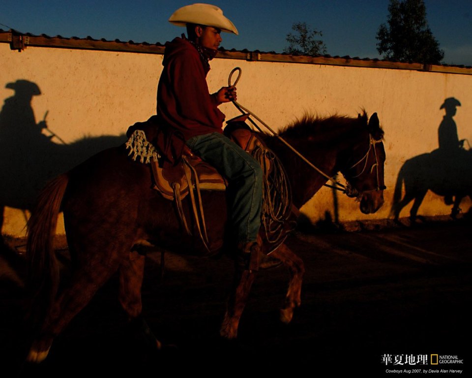夕阳下骑马的西部牛仔 国家地理纪实摄影作品