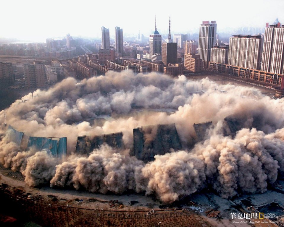 国家地理拍摄中国城市大型建筑定向爆破现场