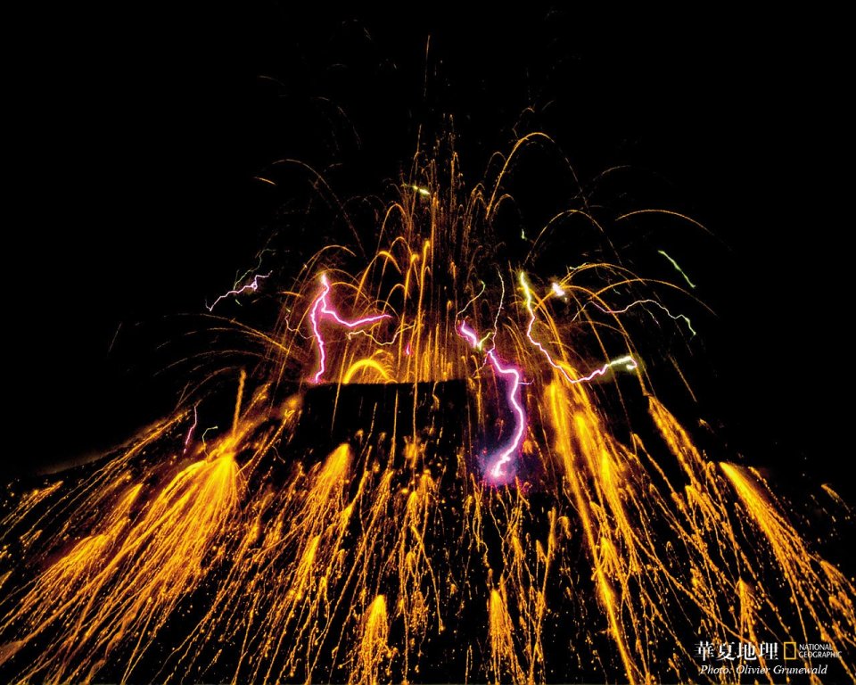 夜间火山喷发熔岩飞溅伴随火山闪电自然奇观