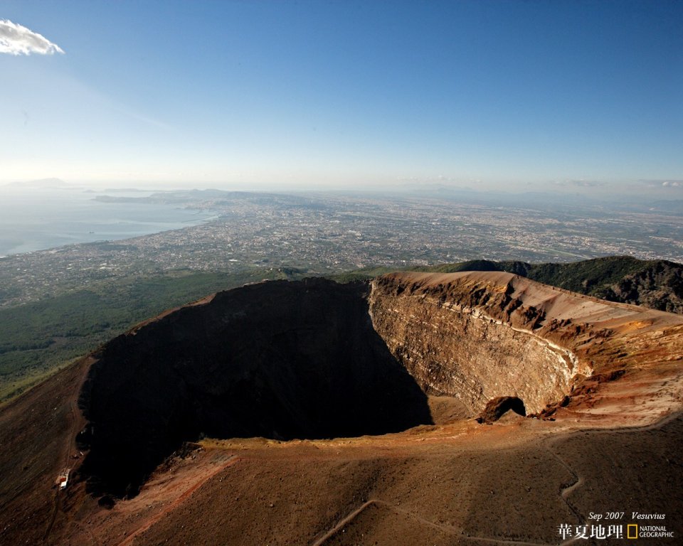 意大利维苏威火山口高空俯瞰 远眺那不勒斯湾全景