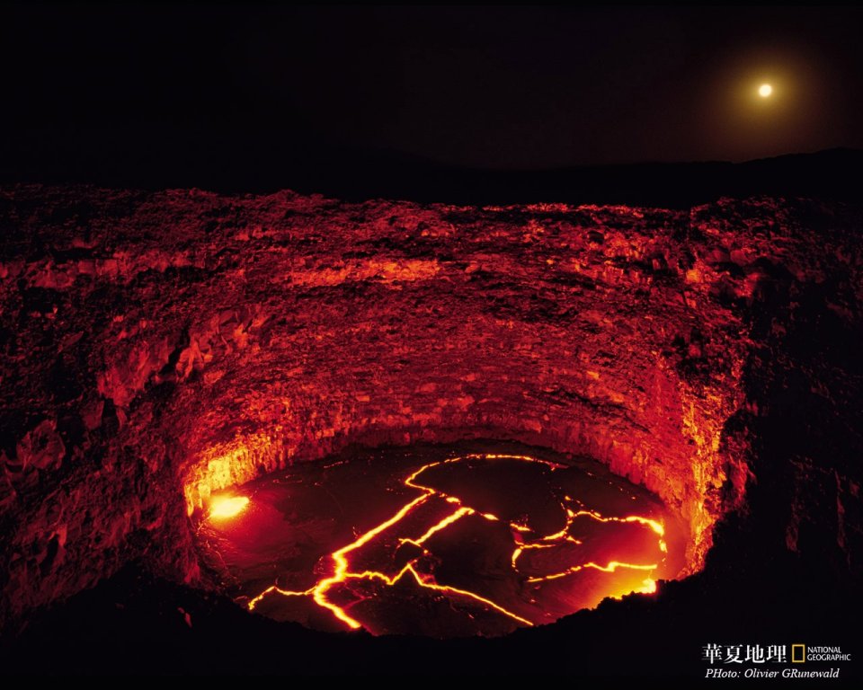 国家地理 月夜下的活火山熔岩湖景观