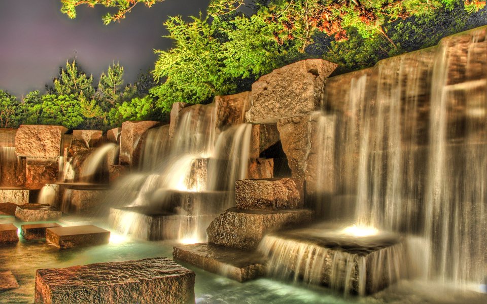 城市园林夜景 人工叠石瀑布长曝光水景风光