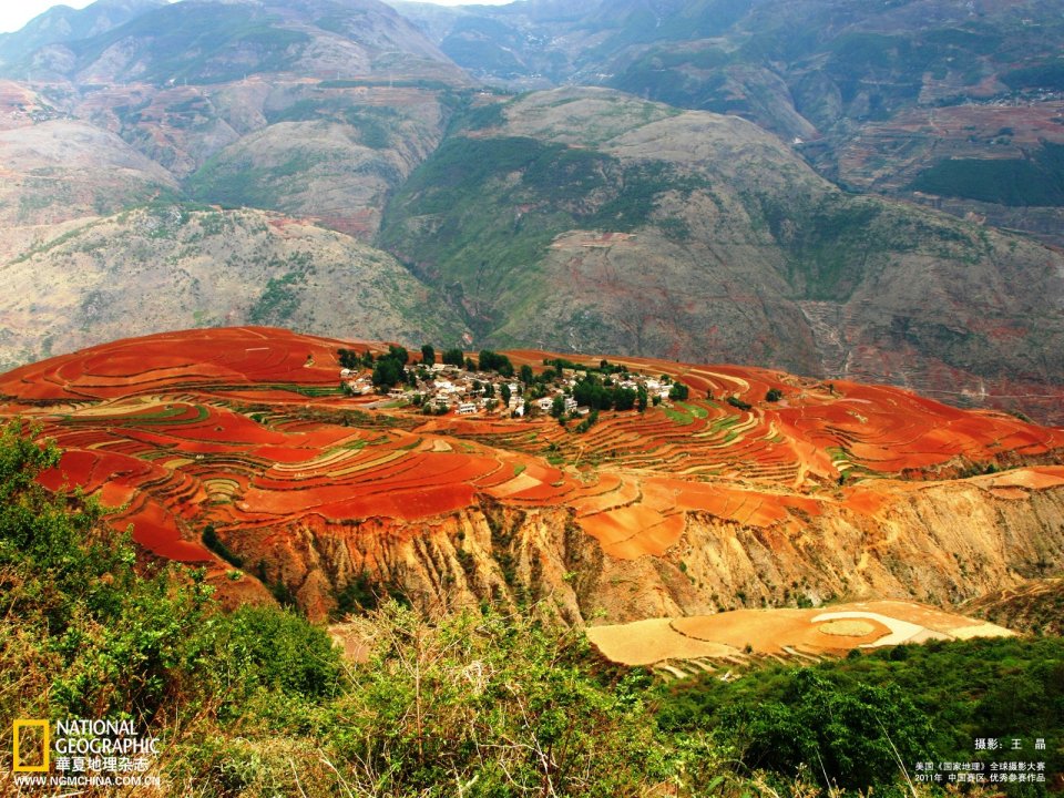 云南东川红土地山间村落梯田风光
