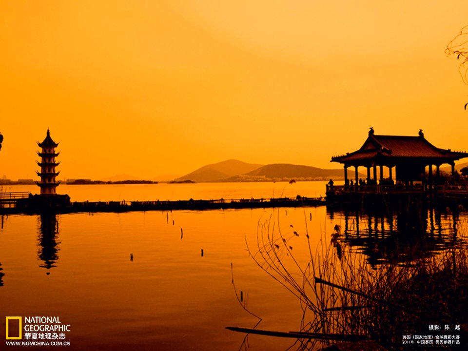 黄昏暖调湖景中式古塔凉亭剪影风光