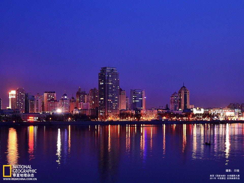 中国哈尔滨松花江沿岸城市天际线夜景