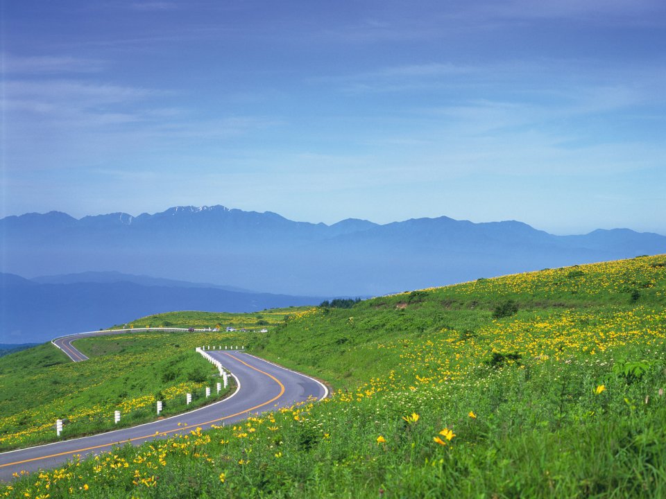 日本高原郊野盘山公路夏日自然风光