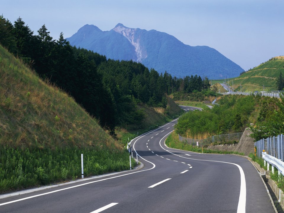 日本郊野蜿蜒盘山公路夏日自然风光