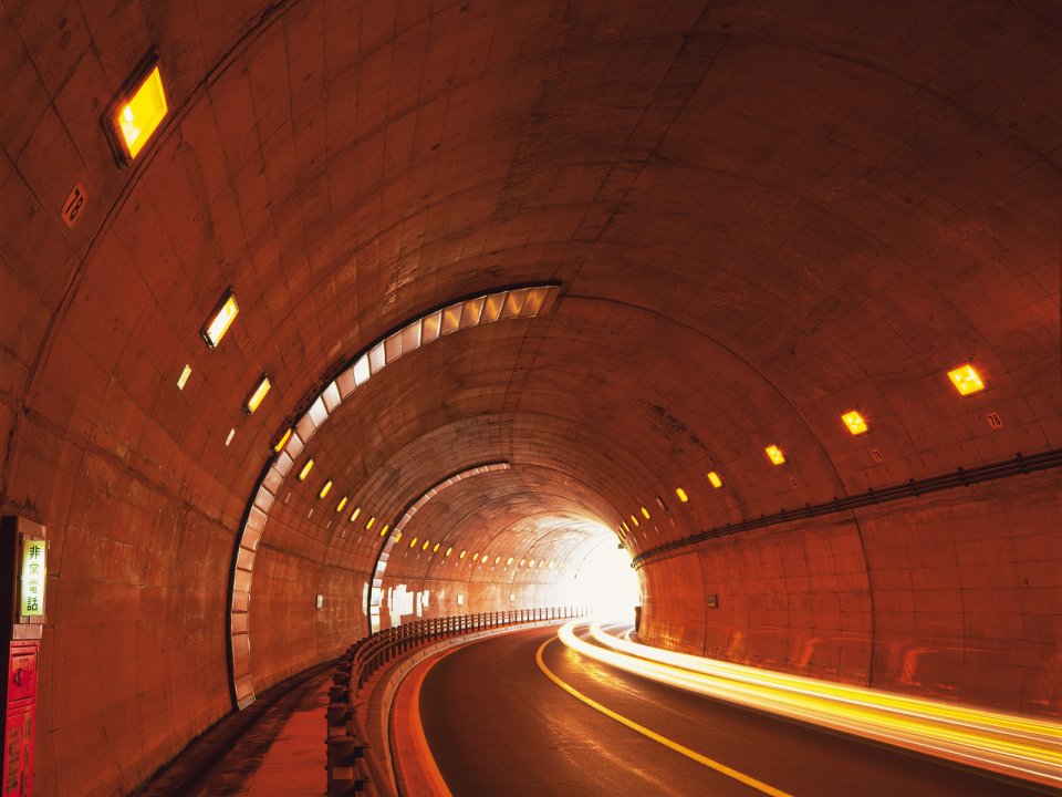 暖黄色调公路隧道长曝光车流光轨摄影