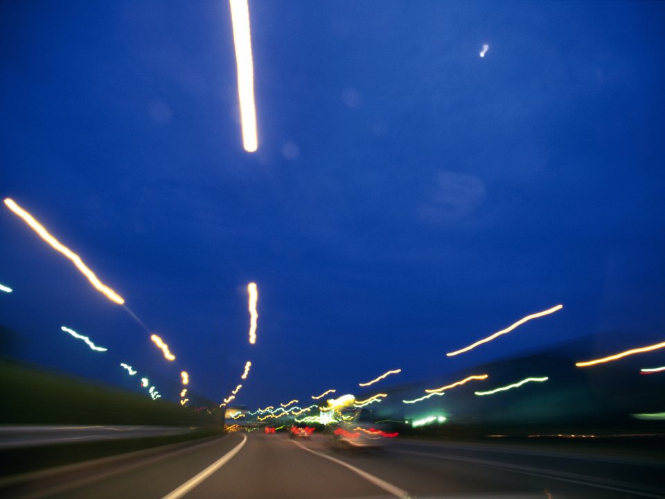 蓝调夜空高速公路长曝光车流光轨夜景