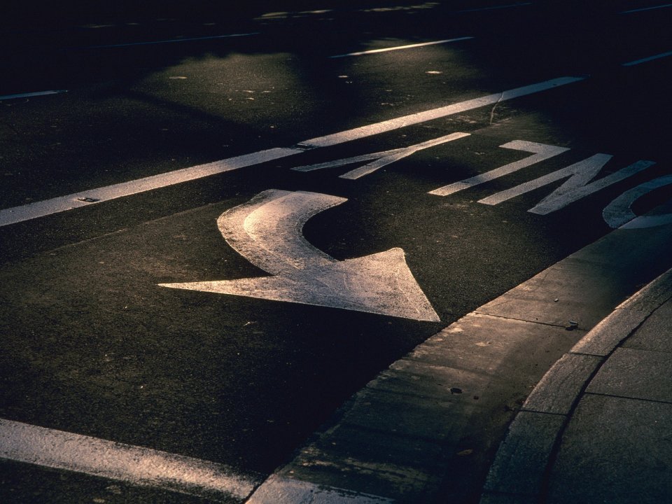 夕阳光影下的城市道路右转导向标线