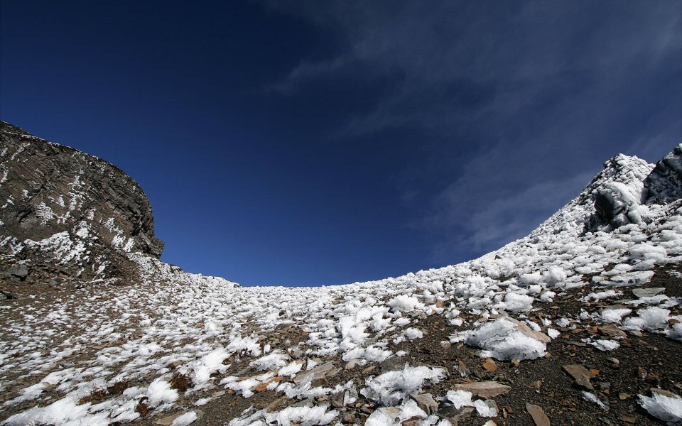 中国台湾雪山高海拔残雪晴空山景