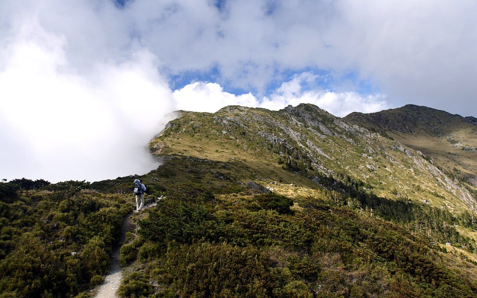 台湾嘉明湖山区徒步登山自然风光