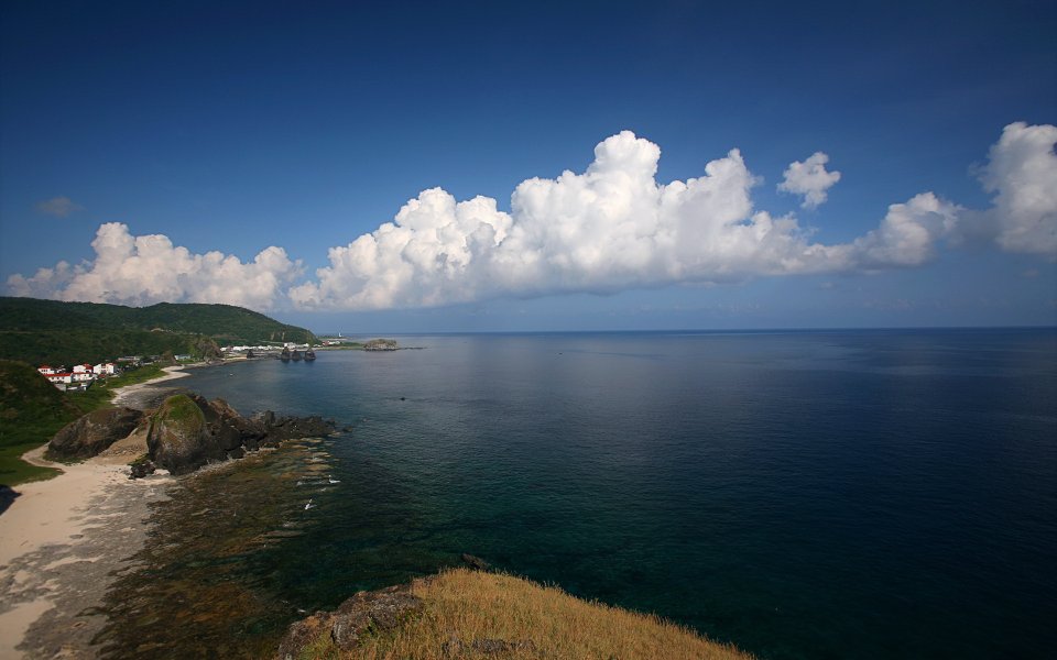 中国台湾绿岛海岸晴日全景风光