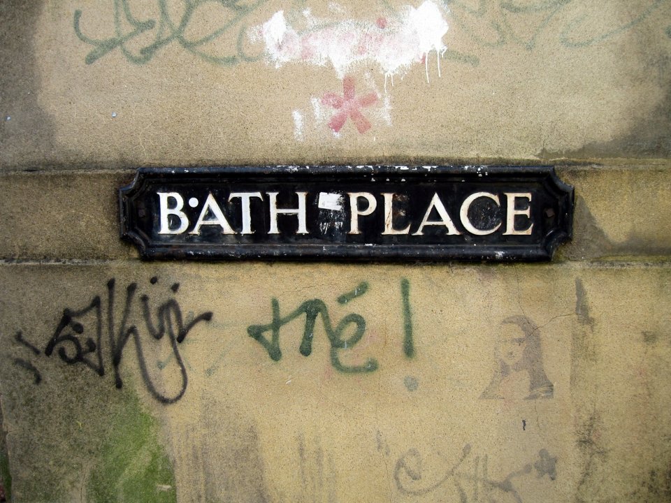 英国巴斯Bath Place复古铸铁路牌涂鸦墙面特写