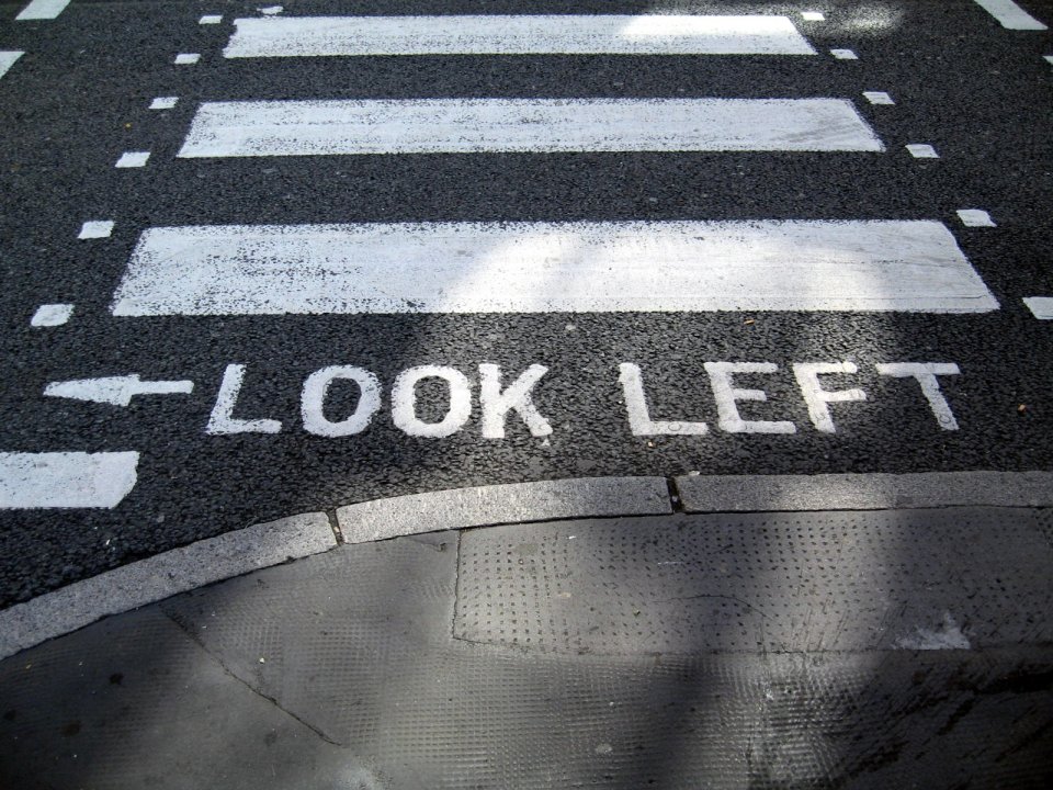 英国街头斑马线LOOK LEFT地面交通提示标识