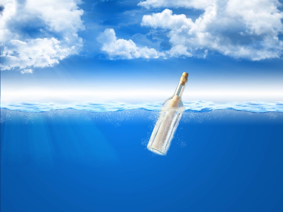 半浮海水中的许愿漂流瓶 蓝天白云海景创意壁纸