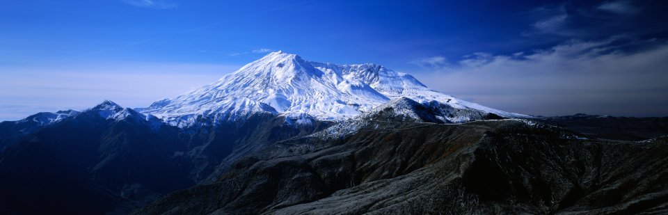 美国圣海伦斯火山冬日积雪全景风光