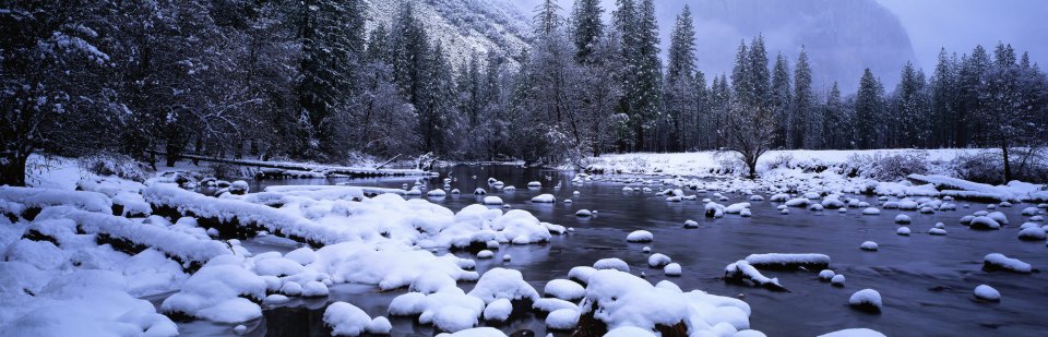 美国优胜美地国家公园冬季覆雪河谷全景风光