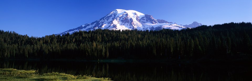 美国雷尼尔山国家公园雪山森林湖泊全景风光