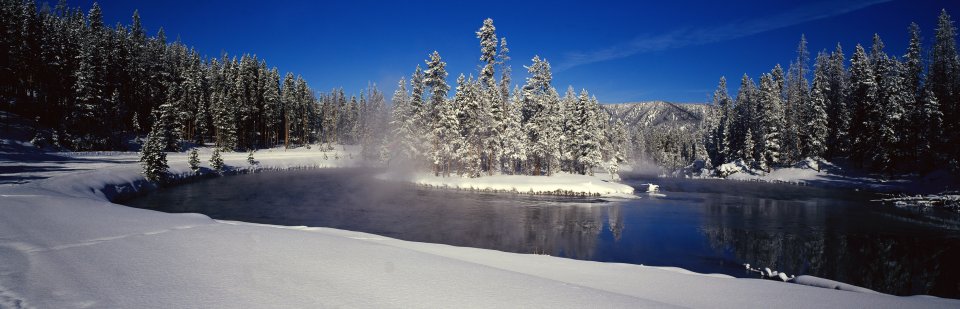 美国黄石国家公园冬季不冻河森林雪景全景