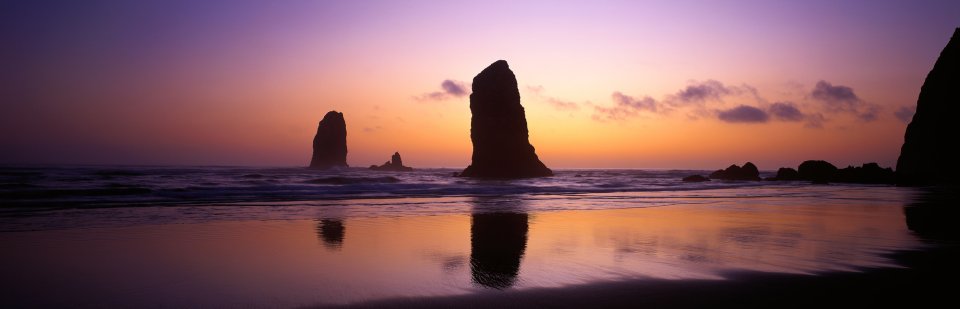 美国俄勒冈坎农海滩日落海蚀柱全景风光