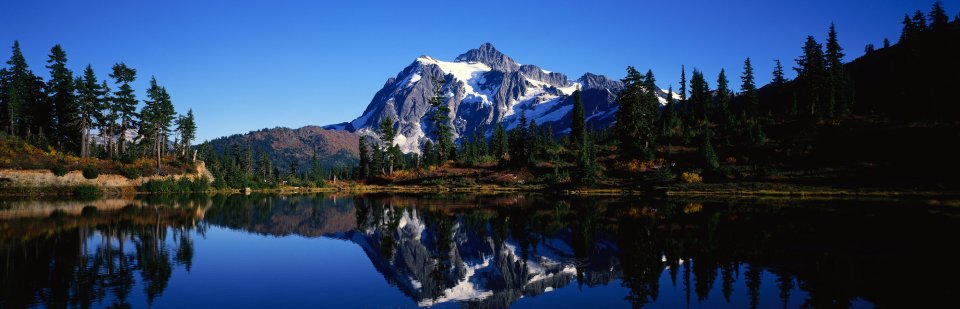 美国华盛顿州舒克桑山画湖雪山倒影全景风光