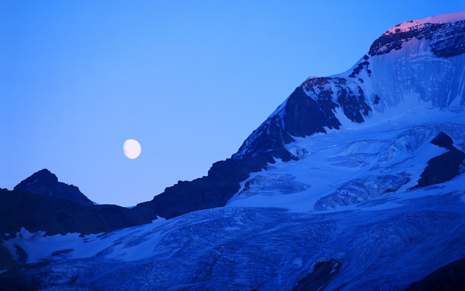 蓝调时刻雪山冰川与满月自然风光