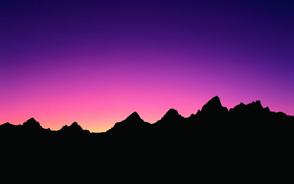 黄昏紫粉渐变天空连绵山脉剪影自然风光
