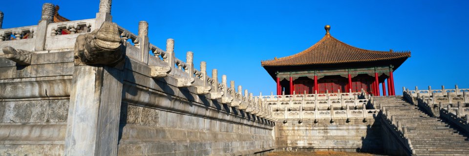 北京故宫紫禁城汉白玉台基古殿晴日风光