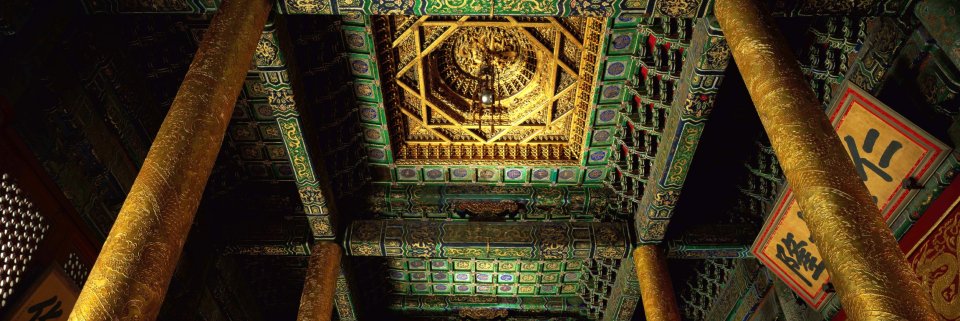 北京故宫紫禁城大殿内部鎏金藻井仰拍景观