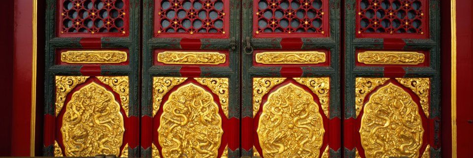 北京故宫皇家鎏金龙纹隔扇门特写