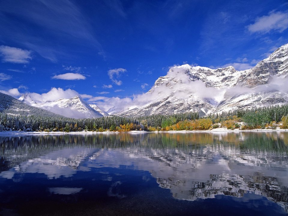 加拿大落基山脉雪山湖泊秋日风光