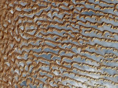 NASA拍摄火星北极霜冻沙丘地貌航拍图