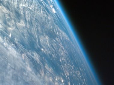 近地轨道实拍地球大气层与云层景观