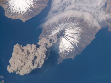 太空视角航拍积雪火山喷发奇观