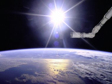 近地轨道太空日出 空间站机械臂俯瞰地球