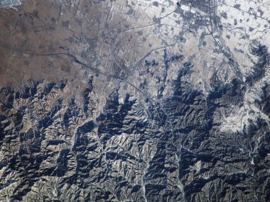 太空视角航拍中国华北燕山与平原交界冬季地貌