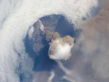 国际空间站航拍火山喷发壮观自然景观