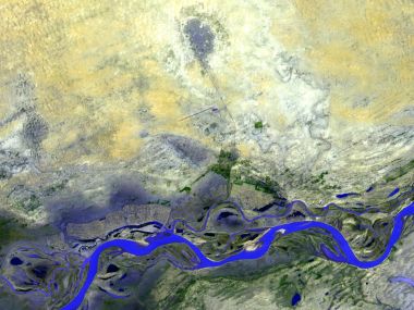 NASA卫星航拍干旱区蜿蜒河流与沙漠绿洲地貌