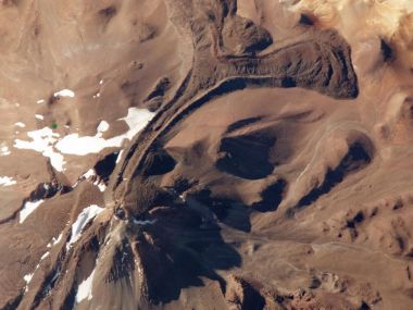 国际空间站航拍荒漠火山残雪自然地貌景观