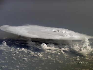 高空航拍砧状超级单体积雨云自然奇观