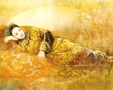 身着明黄龙纹吉服的清代后妃 东方古典工笔插画